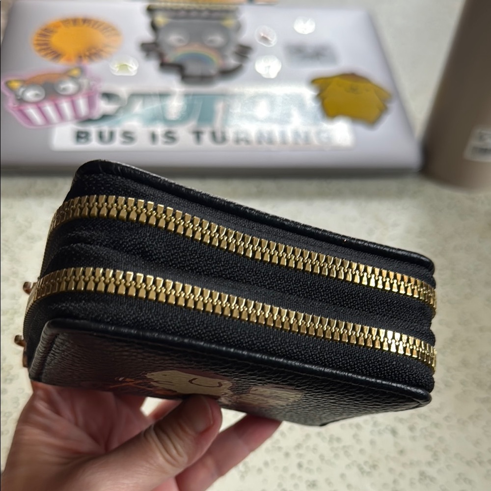 Black zippered organizer with Pompompurin Design - Picture 7 of 9
